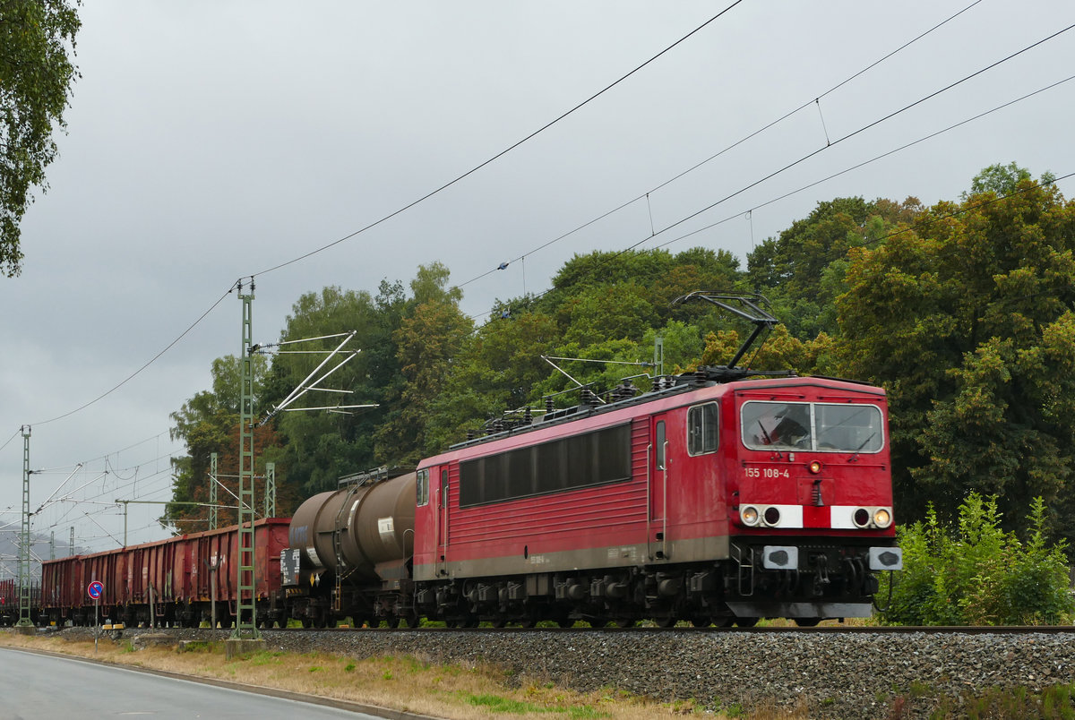 30. August 2018, Lok 155 108 verlässt mit ihrem Güterzug das Stadtgebiet von Kronach in Richtung Saalfeld. 