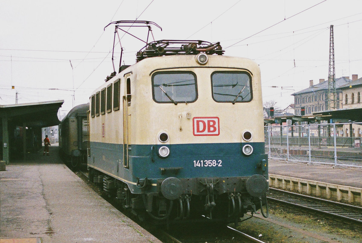 30. Dezember 1998, im Bahnhof Lichtenfels steht ein Nahverkehrszug mit Lok 141 358.