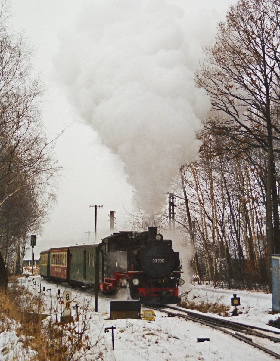 30. Dezember 2002, 11:38 Uhr fährt der Schmalspurzug 204 mit Lok DR 99 735, von Zittau kommend, in Bertsdorf ein.
