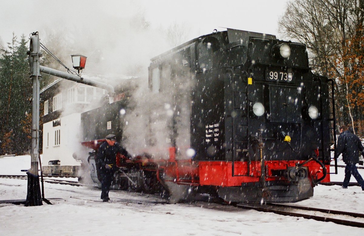 30. Dezember 2002, im Bahnhof Bertsdorf wird Lok 99 735 für die nächste Fahrt vorbereitet.