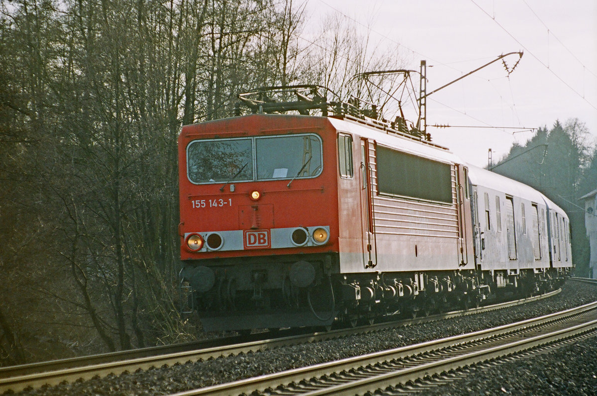 30. Dezember 2003, Kronach, Lok 155 143 fährt mit mehreren Bahndienstwagen in Richtung Saalfeld. Scan vom Negativfilm