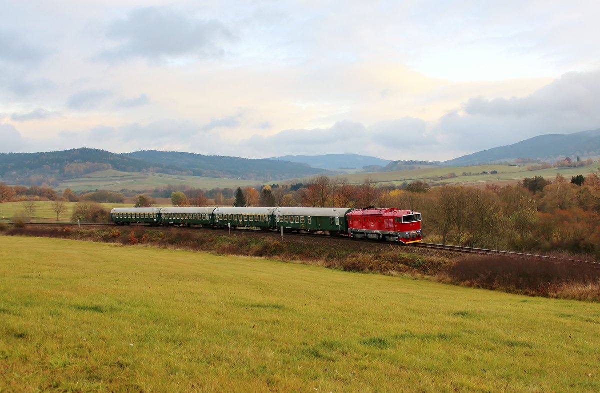 30 Jahre Fall des Eisernen Vorhangs, hieß es am 09.11.19 in Železná Ruda-Alžbětín. Deshalb fand dort eine Zentrale Gedenkfeier mit Freundschafftsfest statt. Zu diesem Anlass fuhr die T 478 4066 (754 066) einen Sonderzug von ‎Plzeň hl.n. nach Železná Ruda-Alžbětín. Hier ist der Sonderzug(R 11811) auf der Rückfahrt bei Nýrsko zu sehen.