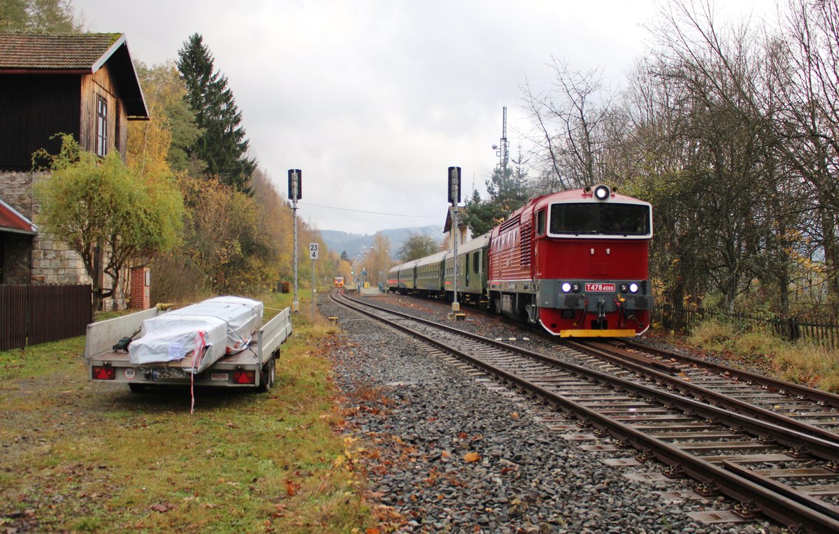 30 Jahre Fall des Eisernen Vorhangs, hieß es am 09.11.19 in Železná Ruda-Alžbětín. Deshalb fand dort eine Zentrale Gedenkfeier mit Freundschafftsfest statt. Zu diesem Anlass fuhr die T 478 4066 (754 066) einen Sonderzug von ‎Plzeň hl.n. nach Železná Ruda-Alžbětín. Hier ist der Sonderzug(R 11811) auf der Rückfahrt in Zelená Lhota zu sehen.