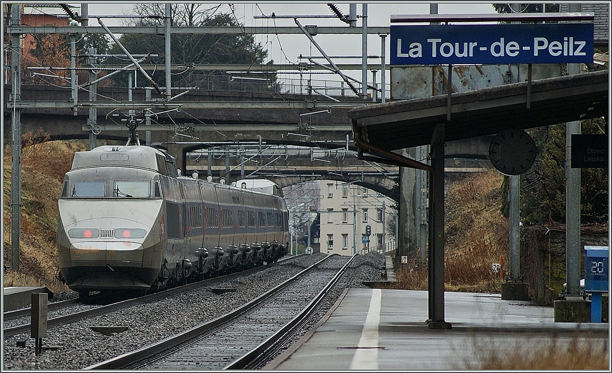 30 Jahre TGV  Paris Lausanne: Der Erfolg der TGV Paris - Lausanne lies die Idee aufkommen, einigen TGV an verkehrsstarken Sport-Wintertagen in Wallis zu verlängern, un der TGV Neige war geboren. (Wobei später auch im Sommer einige Wochenendzugspaare bis nach Brig fuhren.
La Tour de Peilz, den 7. Feb. 2009