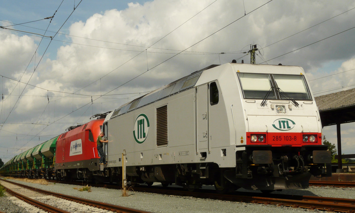 30. Juli 2009, Im Bahnhof Hochstadt-Marktzeuln wartet dieser Güterzug der ITL auf die Weiterfahrt nach Dresden. Planmäßig soll diese 13:12 Uhr erfolgen. Hinter der führenden 285 103 läuft 1116 233 der CSKD INTRANS.