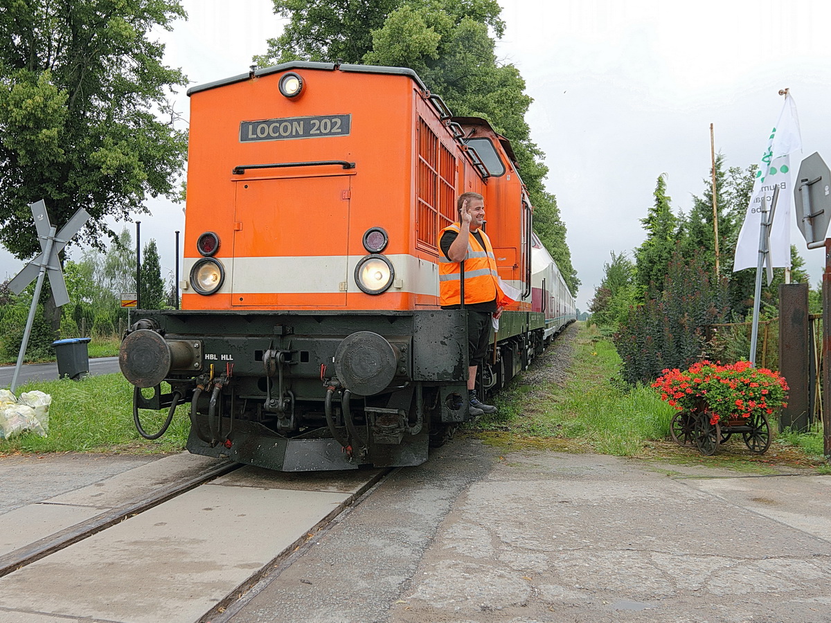 30. Juli 2014,  Überführung von VT 18.16 durch Locon 202 mit der NVR-Nummer 98 80 3201 222-7 D-Locon hier an der Einfahrt  der Stadt Ketzin/Havel.