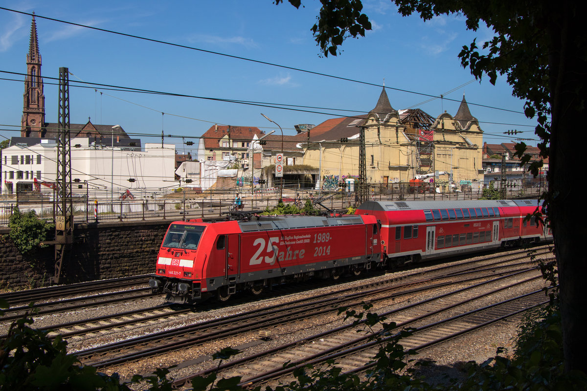 30. Juli 2018 in Offenburg. 146 221-7 ist mit einem RE unterwegs. 