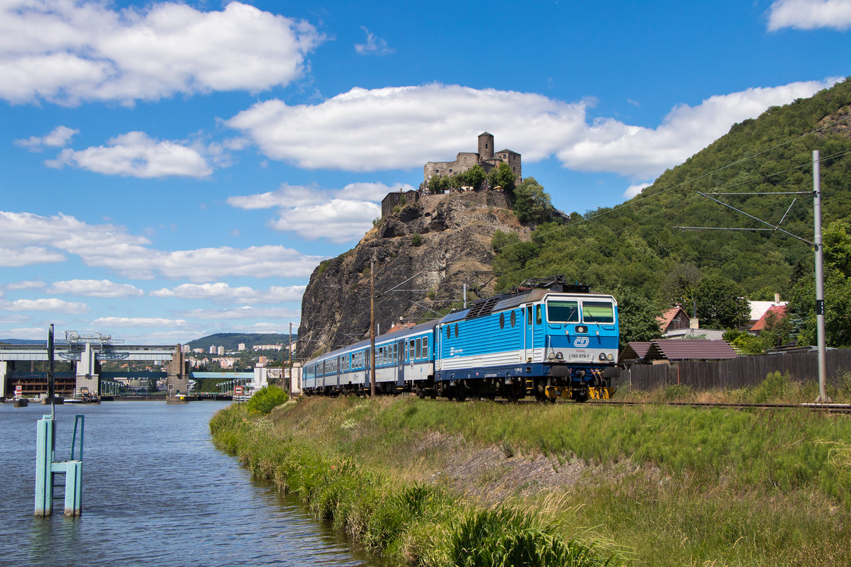 30. Juni 2018 in Usti nad Labem. 163 079-7 ist gerade unterwegs.