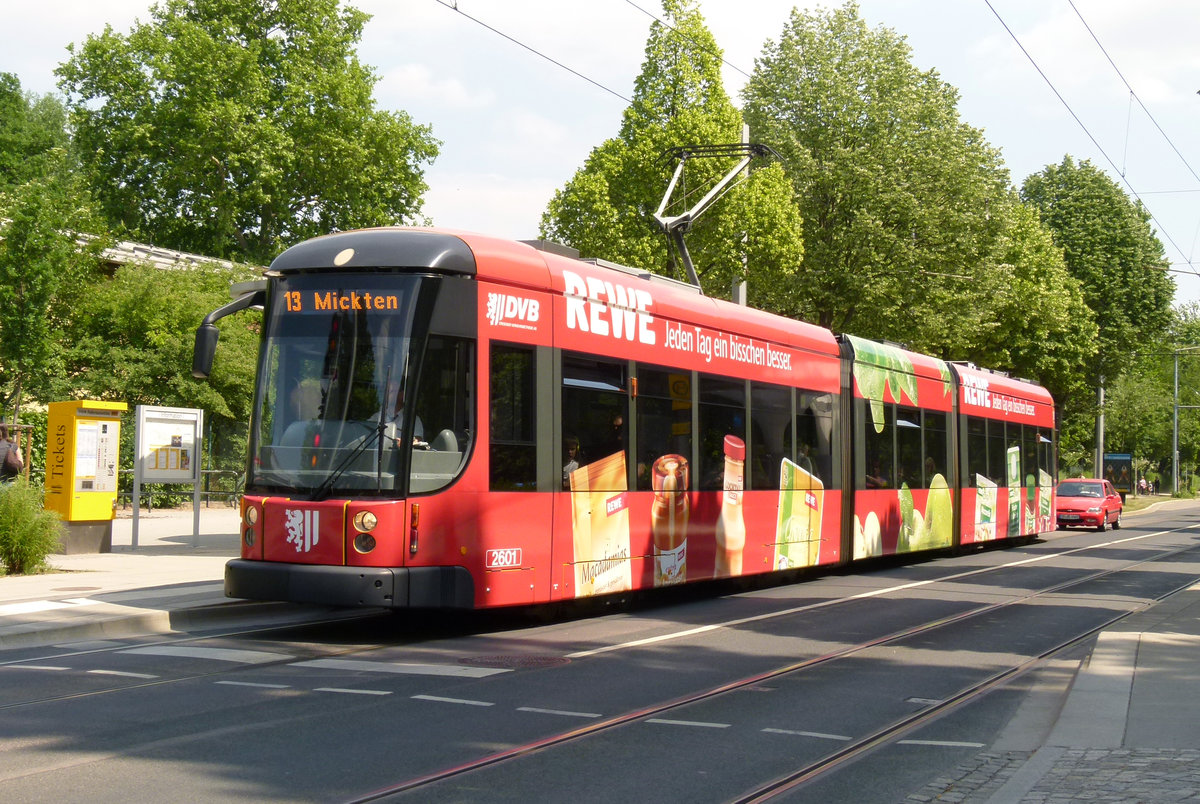 30. Mai 2012, Straßenbahn Dresden, Tw 2601 fährt auf der Linie 13 auf der Tiergartenstraße in Richtung Mickten. 40 Wagen des Typs NGT D8DD sind in den Jahren 2006 bis 2009 von Bombardier Bautzen für die Dresdner Verkehrsbetriebe hergestellt worden. Bei meinen gelegentlichen Besuchen der sächsischen Landeshauptstadt ist mir die  2601  in immer neuer  Verkleidung  begegnet.