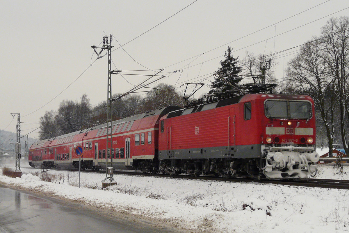 30. November 2010, Lok 143 867 verlässt mit RB 34192 nach Pressig-Rothenkirchen den Bahnhof Kronach