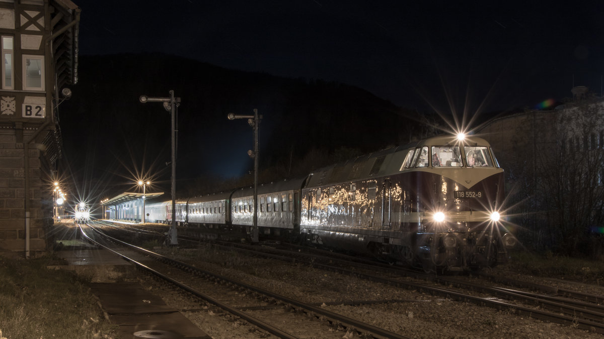 30. November 2019 in Thale: 118 552-9 hat sich an den viel zu langen Sonderzug gesetzt. 