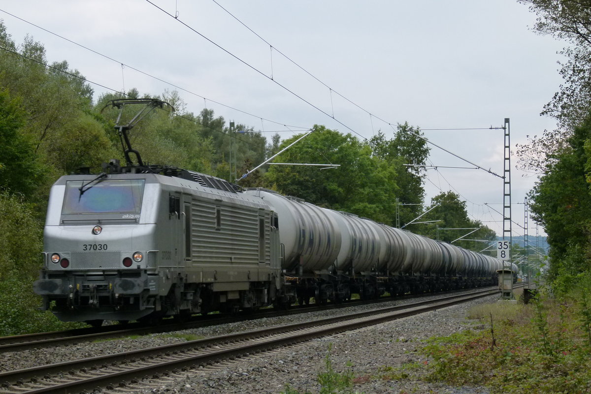 30. September 2014, Ein Kesselwagenzug in Richtung Saalfeld fährt durch den Haltepunkt Michelau.