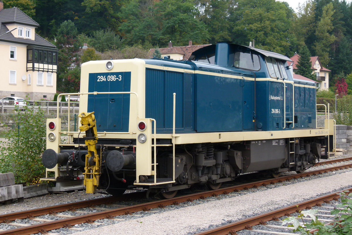 30. September 2014, Lok 294 096 steht im Bahnhof Kronach. 