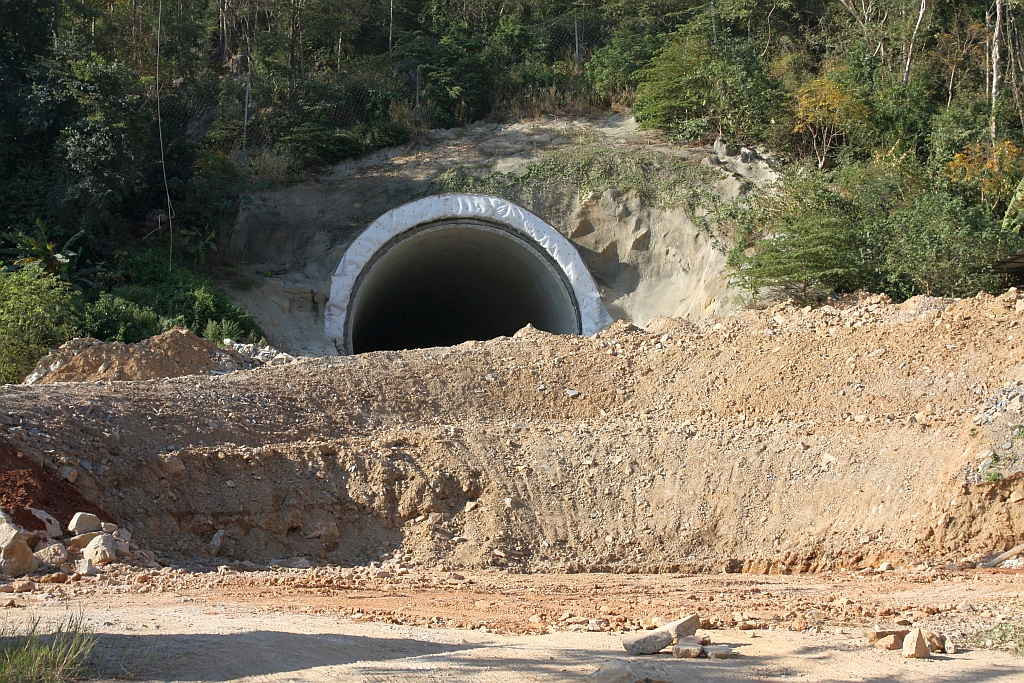 300 Meter östlich der SRT Pha Sadet Station befinden sich die Portale der in Bau befindlichen Muak Lek Tunnel 1+2 der SRTET HSR Northeastern Line. - Im Bild vom 03.Dezember 2025 das Nordportal des Muak Lek Tunnel 1.