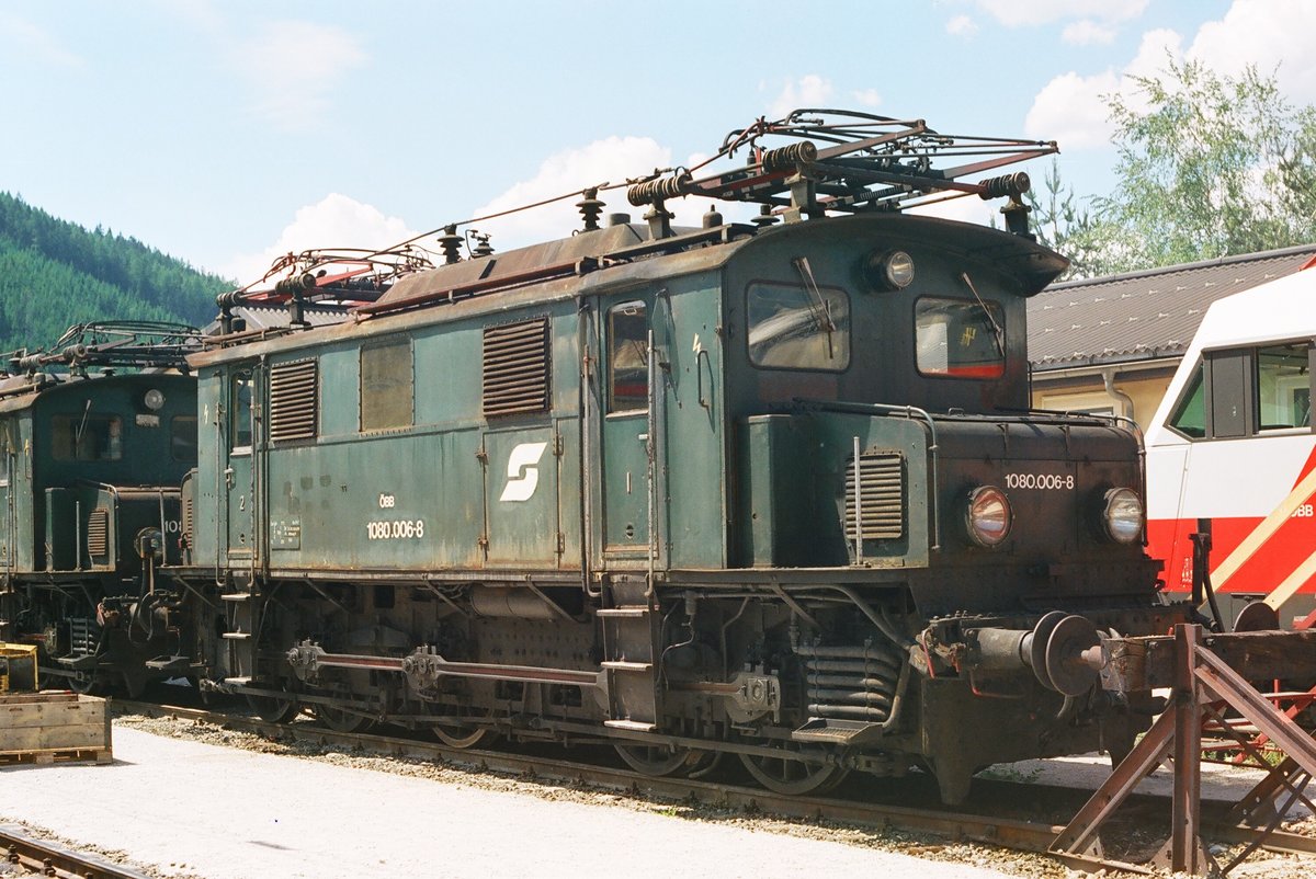 30.05.1993, Dampflokfest in Selzthal, E-Lok  1080.006-8. Die bei Krauss Linz im Jahr 1924 gebaute Lok wurde am 01.04.1993 ausgemustert. Hinter ihr verbirgt sich 1080 007.