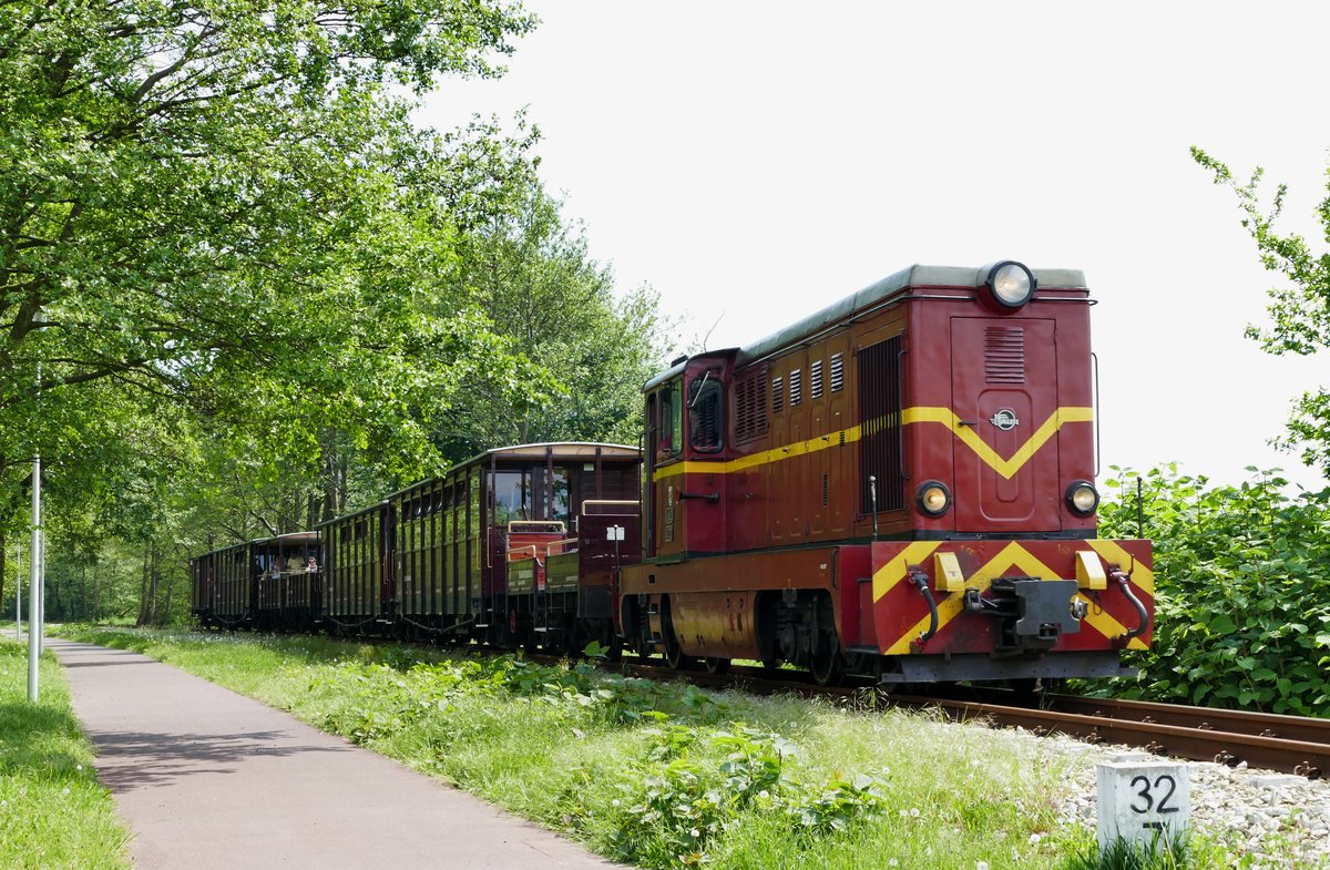 30.05.2017, Schmalspurbahn (Gryfice) - Trzesacz - Pogorzelica. Lok Lxd2 472 fährt mit ihrem Zug zwischen Pogorzelica Sandra  und Niechorze in westlicher Richtung.