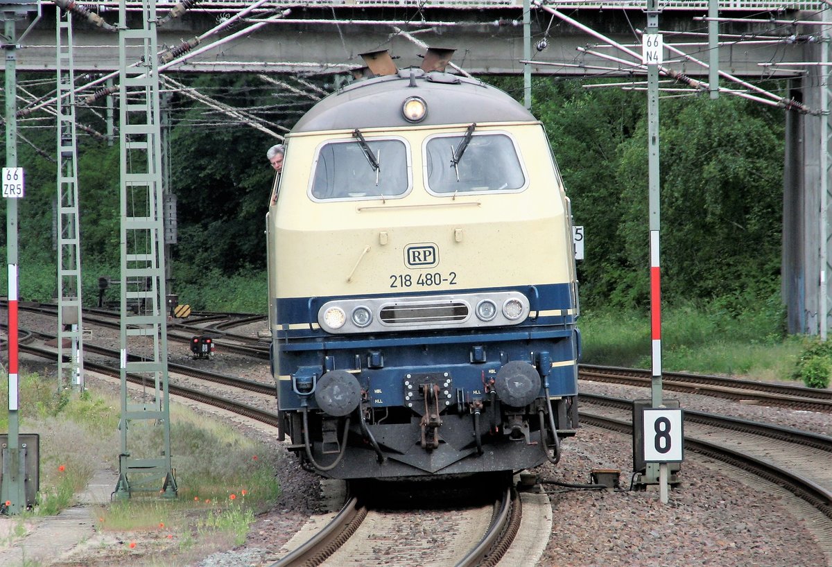 30.05.2020: 218 480 und 218 490 (beide von RP Railsystems, Gotha) rangieren im Bahnhof Itzehoe an den IC 2314.
