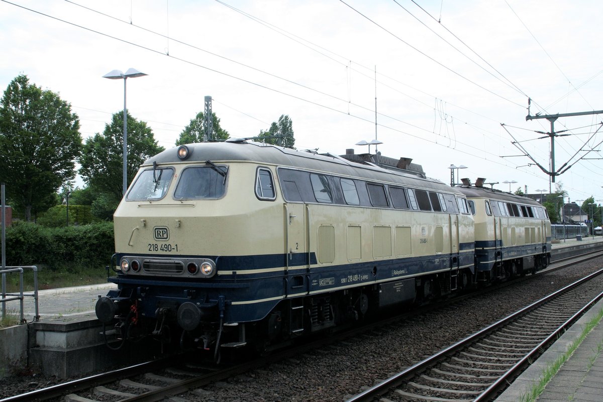 30.05.2020: 218 490 und 218 480 sind wieder als Gastloks von RP auf der Marschbahn im Einsatz und warten hier im Bahnhof Itzehoe auf die Übernahme des IC 2314 zur Weiterfahrt nach Westerland/Sylt