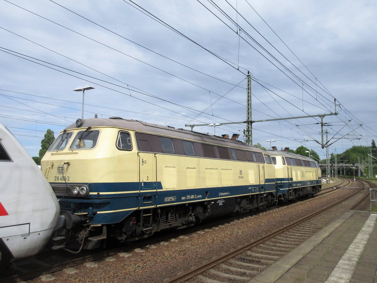30.05.2020 die beiden Gastloks 218 480 und 218 490 übernehmen im Bahnhof Itzehoe den IC 2314, um ihn nach Westerland/Sylt zu bringen.