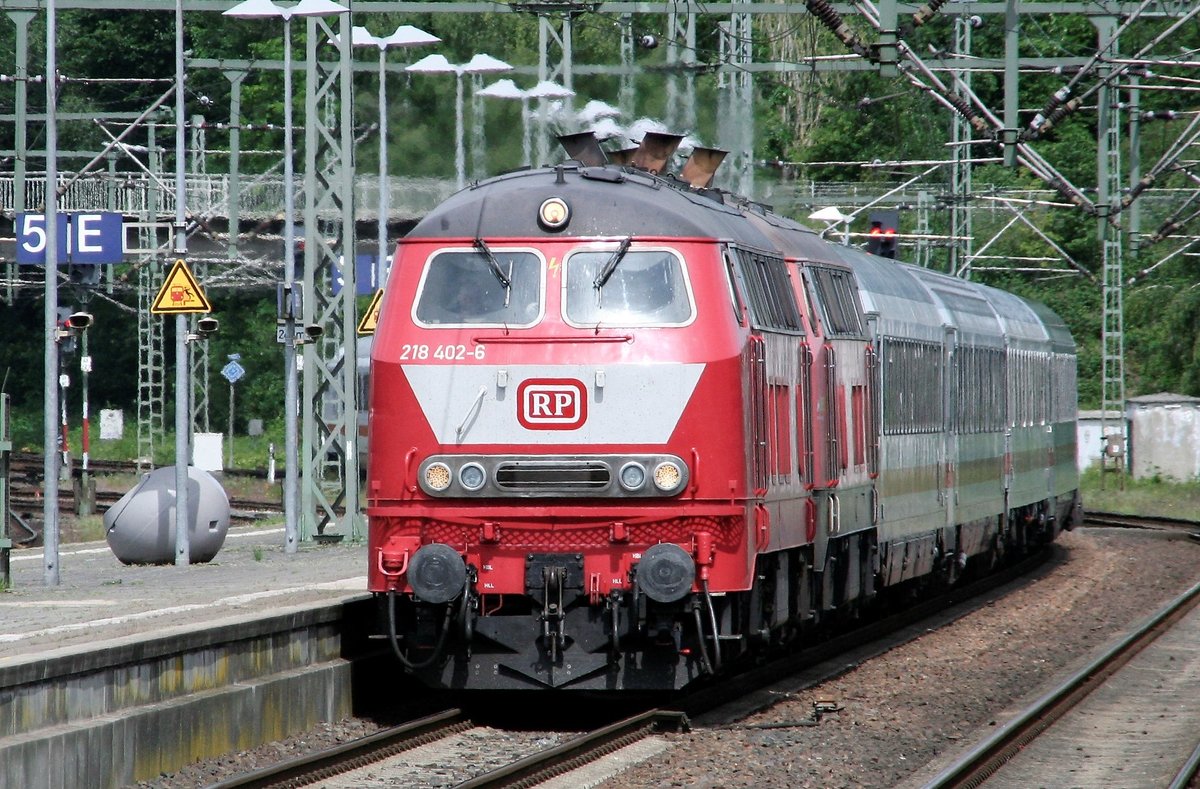 30.05.2020: das Duo 218 402 und 218 417 erreicht mit IC 2311 den Bahnhof Itzehoe