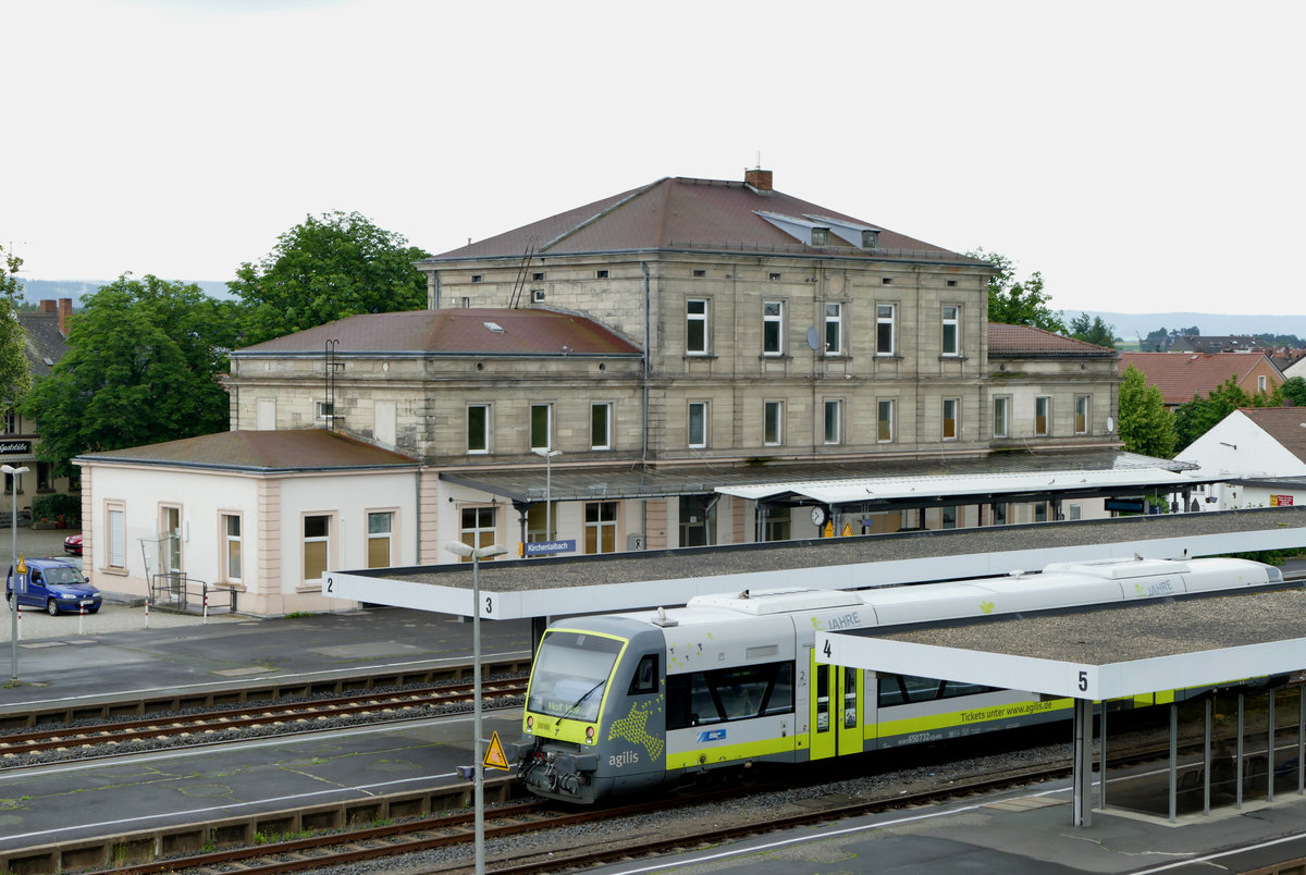 30.06.2016: Oberfranken, Bahnhof Kirchenlaibach. Vorn steht ein VT650 der agilis Verkehrsgesellschaft.