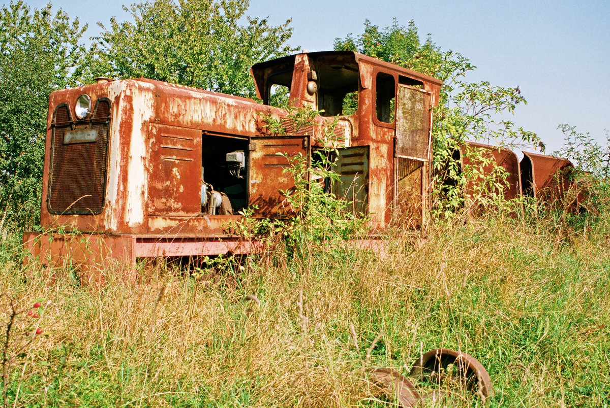 30.09.2000 Am heute völlig neu gestalteten Haltepunkt Ebensfeld in Oberfranken, dem Ausgangspunkt der Schnellfahrstrecke nach Erfurt, standen vor 19 Jahren diese Relikte einer  Feldbahn. Sie hatte seit den 30er Jahren des vorigen Jahrhunderts Kies aus den am Main gelegenen Gruben zur Aufbereitung ins Werk und zur Bahnverladung befördert.