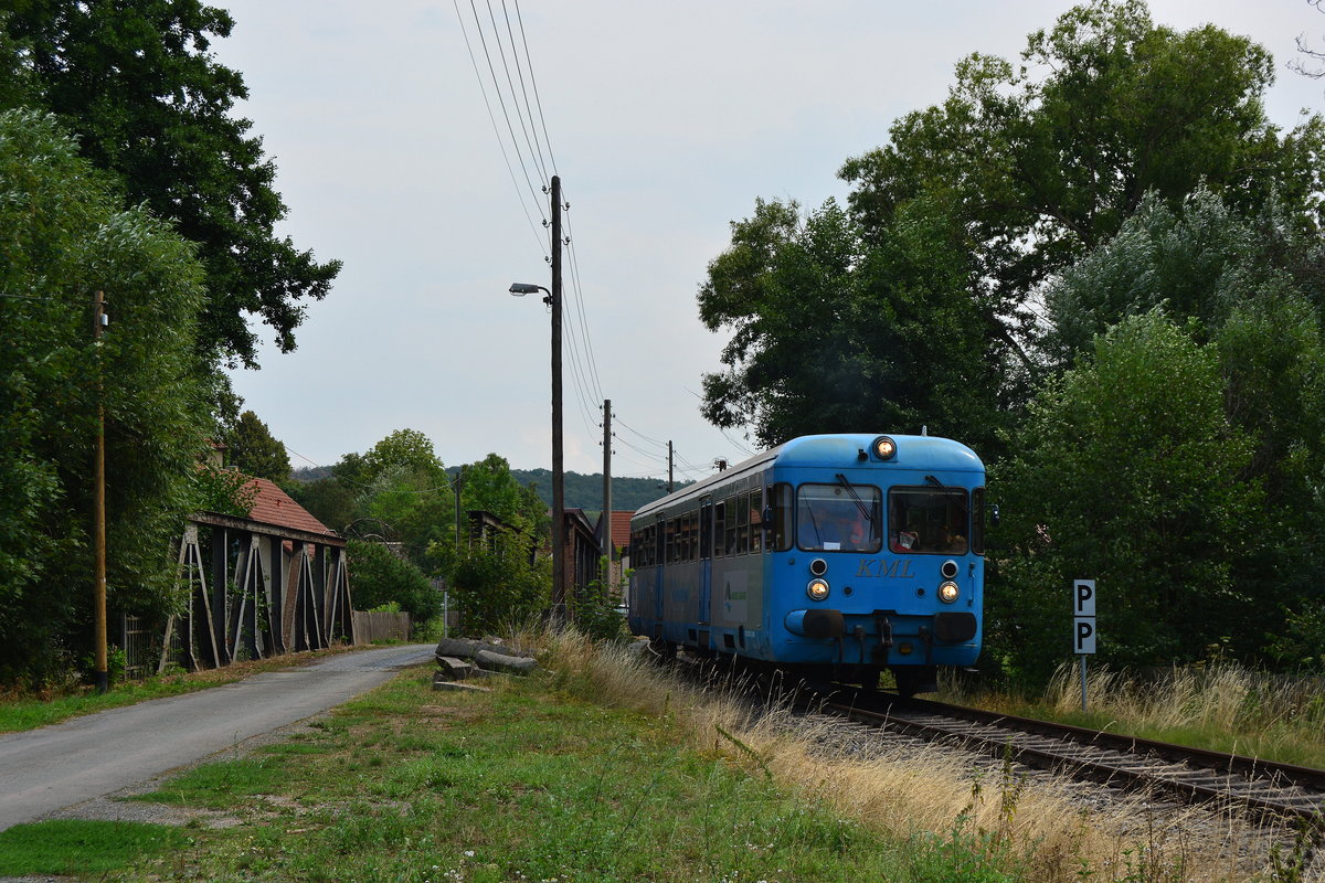 301 011-7 hat soeben den Haltepunkt Biesenrode in Richtung Wippra und überquert gerade die Wipper.

Biesenrode 04.08.2018