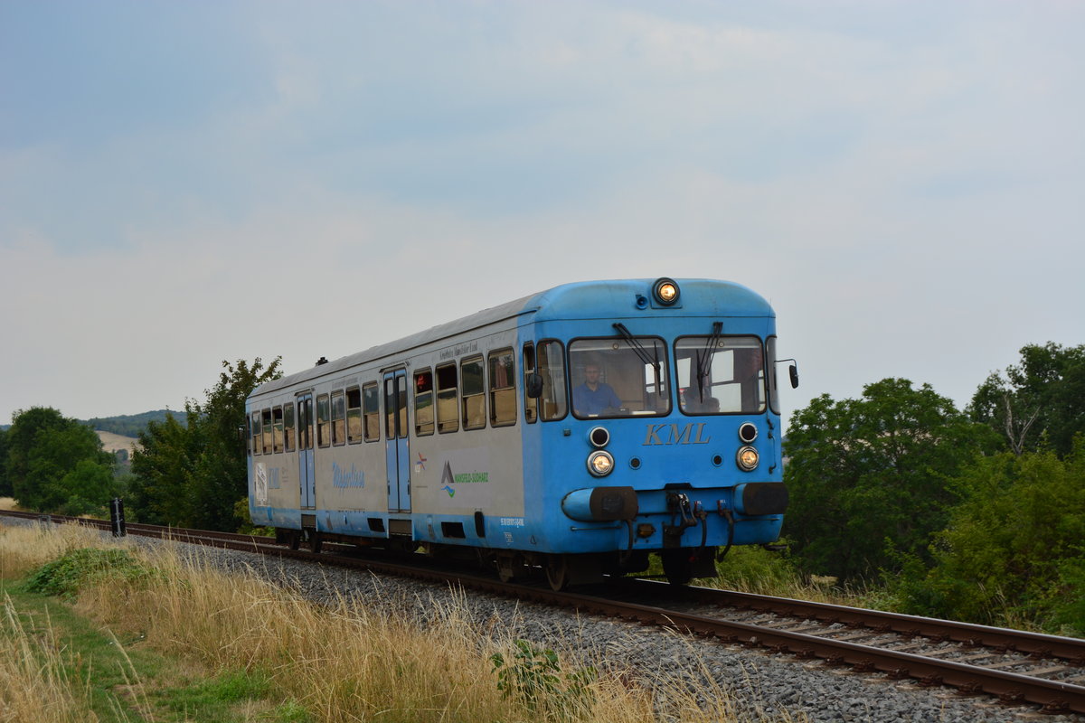 301 011-7 kommt aus Wippra zurück und erreicht die Ortschaft Mansfeld.

Mansfeld 04.08.2018