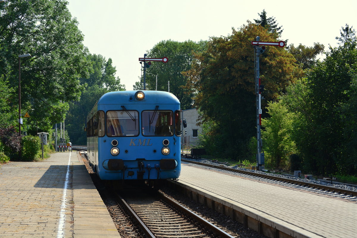 301 011-7 steht in Klostermansfeld und wartet auf die ersten Fahrgäste des Tages auf den Weg nach Wippra.

Klostermansfeld 04.08.2018