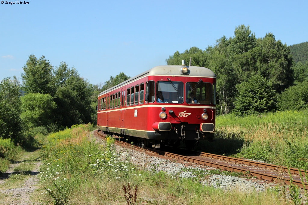 301 013-8 der AVG als E 85209 (Hinterweidenthal Ost - Bundenthal-Rumbach) bei Bruchweiler, 02.08.2015.
