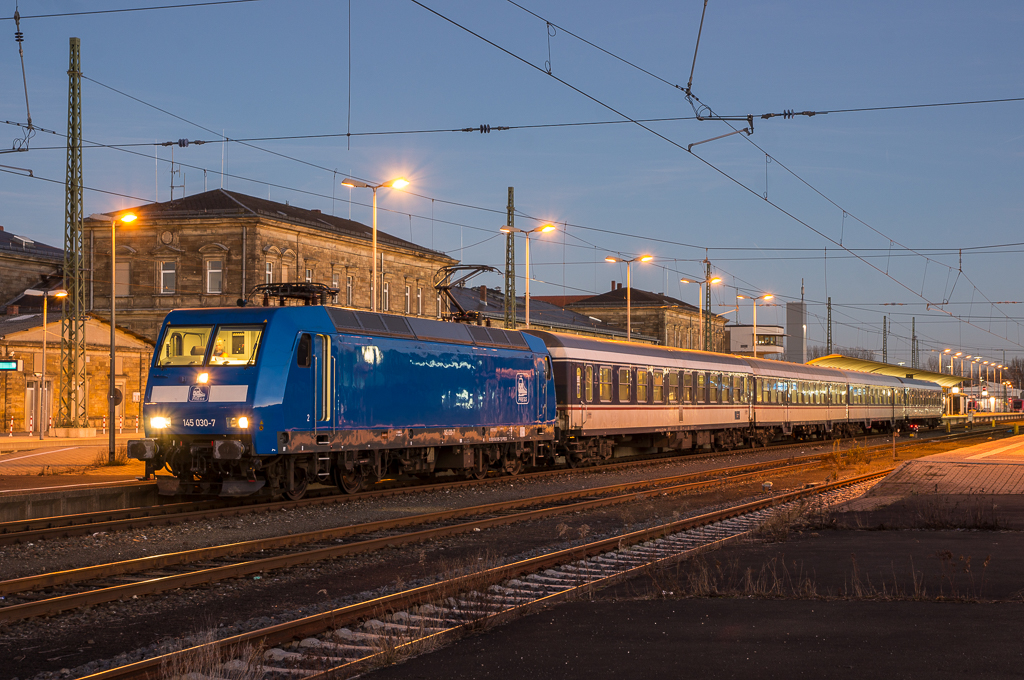 30.12.16 RE Ersatzverkehr (MRB) Hof-Dresden mit 145 030 PRESS und NX Wagengarnitur in Hof Hbf zur Blauen Stunde. Fahrtrichtung Dresden.