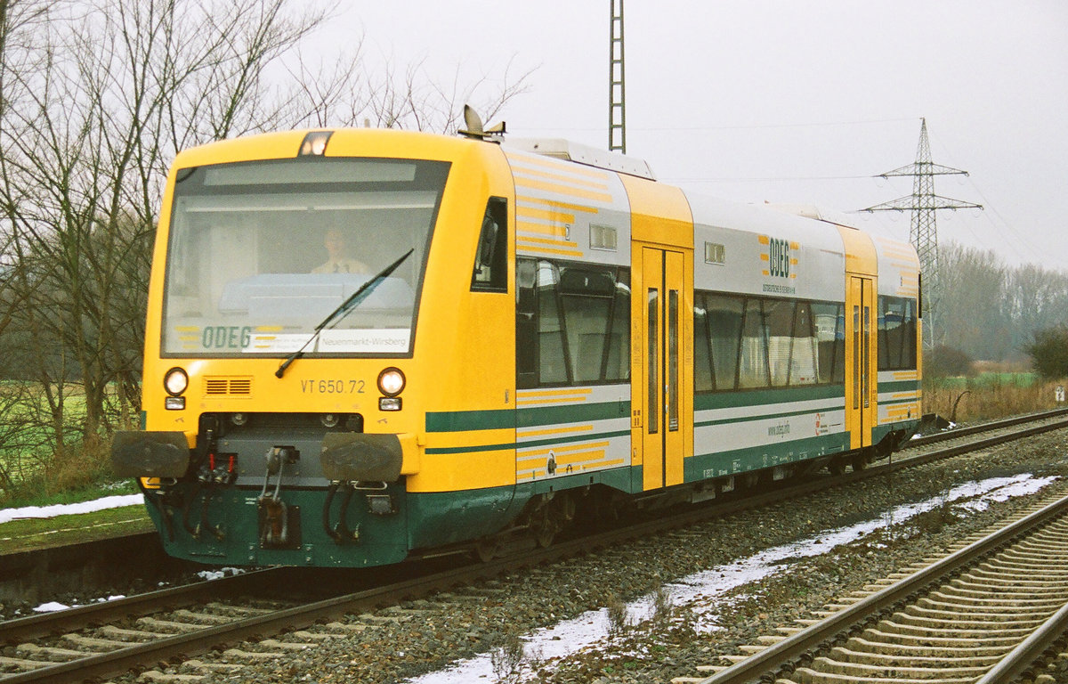 30.12.2006 Burgkunstadt, VT 650.72 der ODEG fährt als als RB 34217 nach Neuenmarkt-Wirsberg. So spärlich der Schnee hier liegt, so kurz war auch der Einsatz der ODEG in Oberfranken. Nach meinen Fotos begann er Ende 2006 und endete im Sommer 2008.