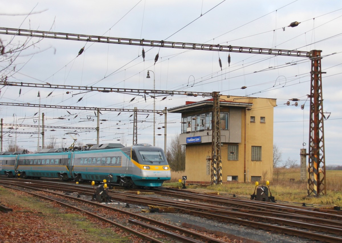 30.12.2013 Františkovy Lázně / Franzensbad, Supercity - Pendolino 515 nach Bohumin verlässt den Bf. Richtung Cheb. Fdl-Stw im Hintergrund.