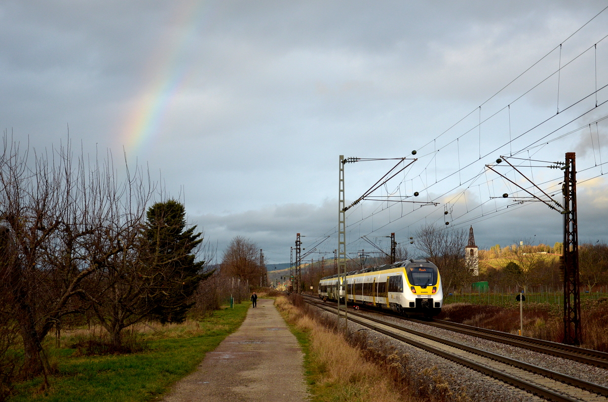 30.12.2021: Fahrt unter'm Regenbogen:

Nachschuss auf SWEG 8442 201 und 206 als S2 auf der Fahrt von Freiburg nach Elzach kurz vor Denzlingen.