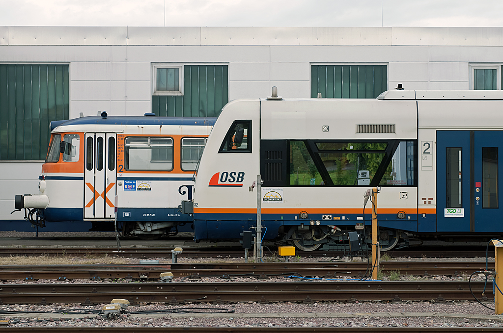 302 028-5 ( VT 28 SWEG ) und 650 594-4 ( VT 532 SWEG ) im Bw Endingen am 14.09.2013. VT 28 fungiert nach Fristablauf nurmehr als Rangierfahrzeug innerhalb des Bw Endingen und soll dem Vernehmen nach an eine Museumsbahn verkauft werden. VT 532 ist blicherweise auf der Ortenau S-Bahn im Einsatz