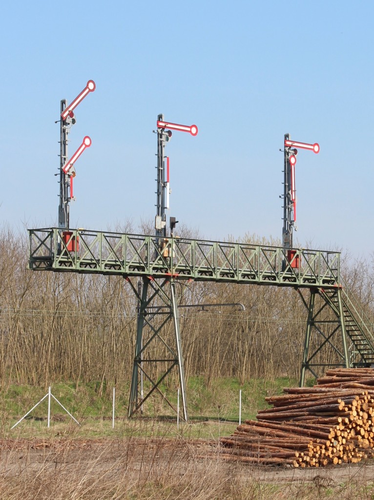 30.3.2014 Müncheberg (Mark) ehemalige Signalbrücke auf dem Gelände der Buckower Kleinbahn