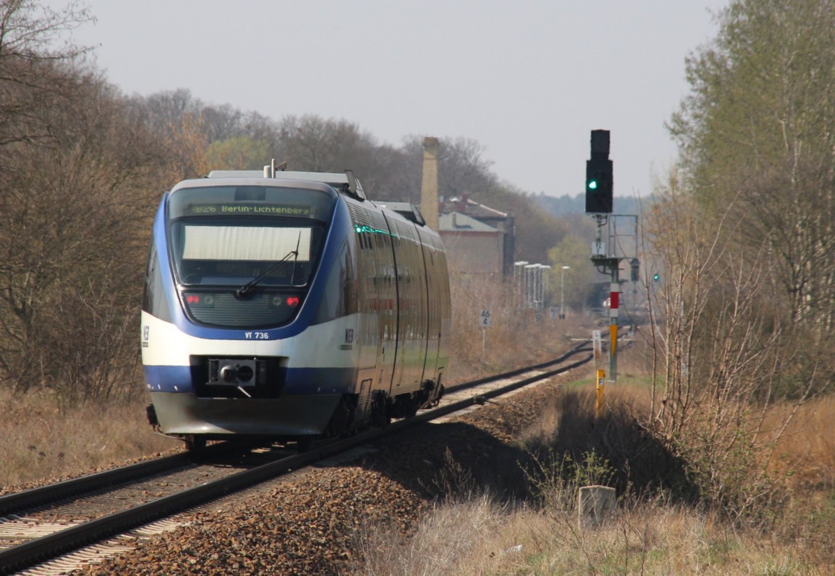 30.3.2014 VT der Niederbarnimer Eisenbahn nach Berlin-Lichtenberg passiert das Einfahrsignal 92F des Bf. Müncheberg (Mark)