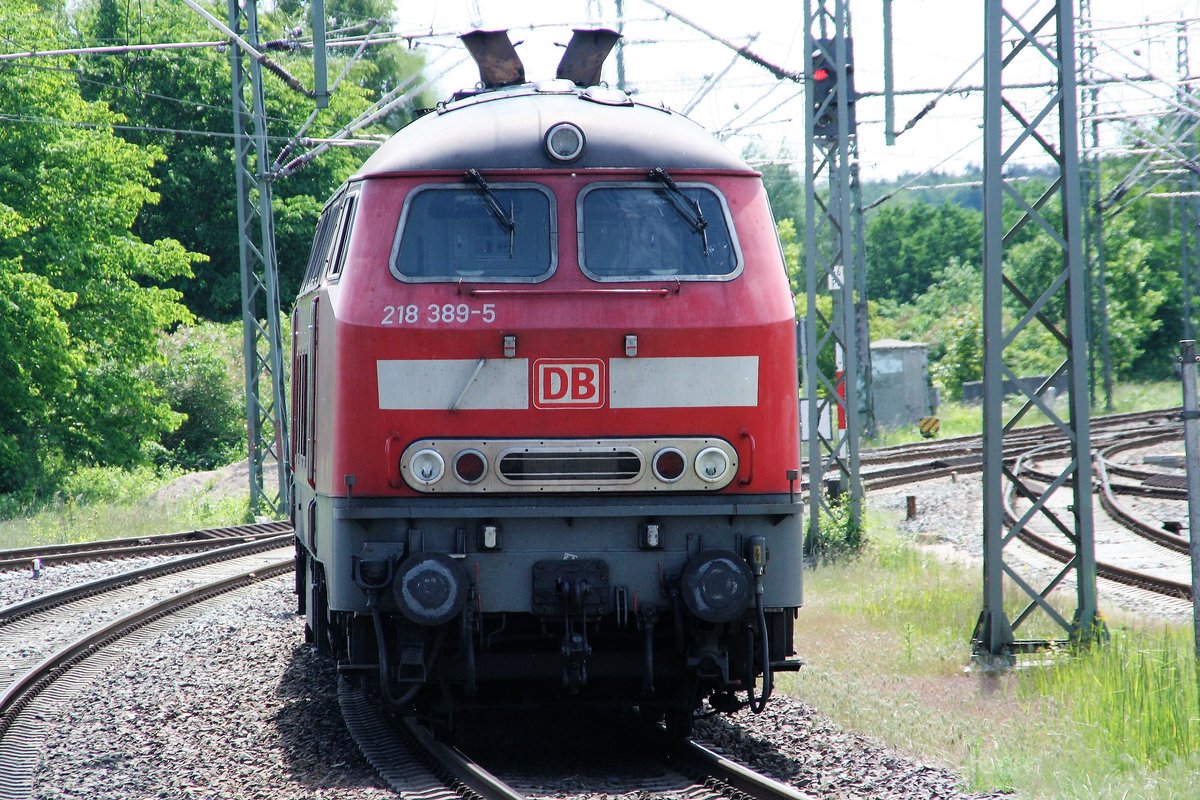30.5.2020: 218 307 und 218 389 haben gerade einen IC von Westerland nach Itzehoe gebracht. Zur Weiterfahrt nach Karlsruhe wird hier auf E-Loks umgespannt, in der Regel die Baureihe 101