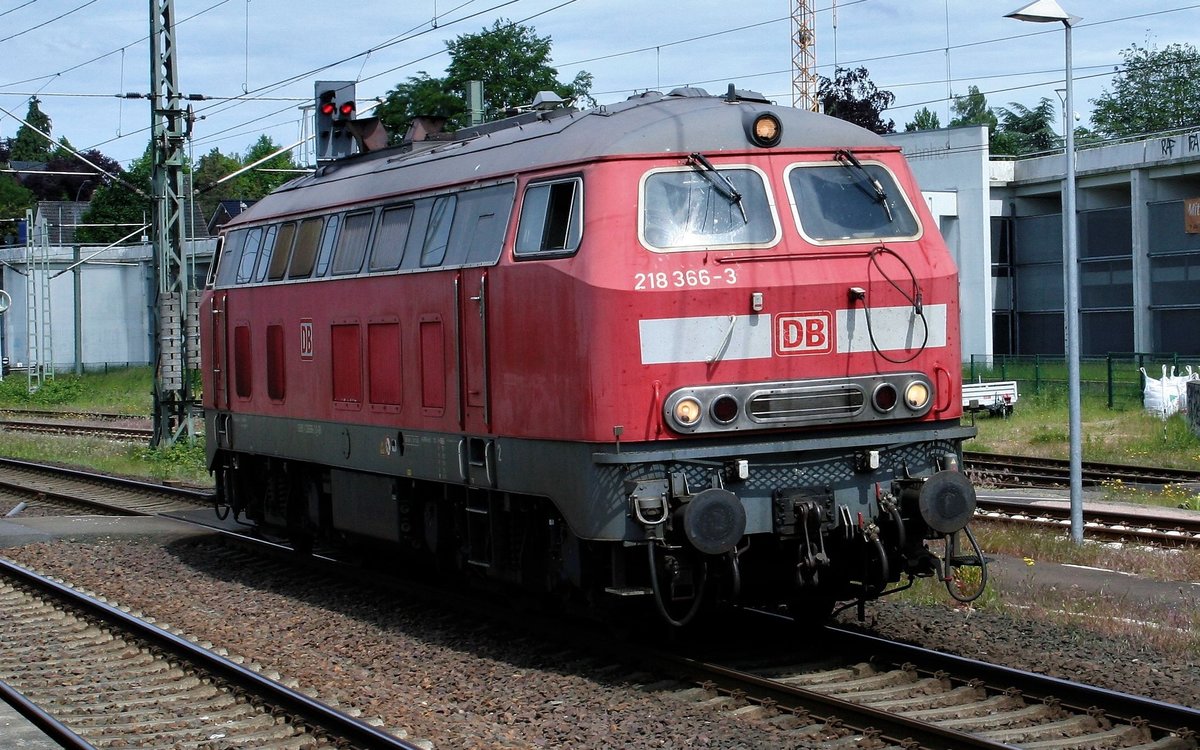 30.5.2020: 218 366 setzt sich im Bahnhof Itzehoe aus der Abstellung kommend vor einen IC, den sie nach Westerland/Sylt bringen wird.