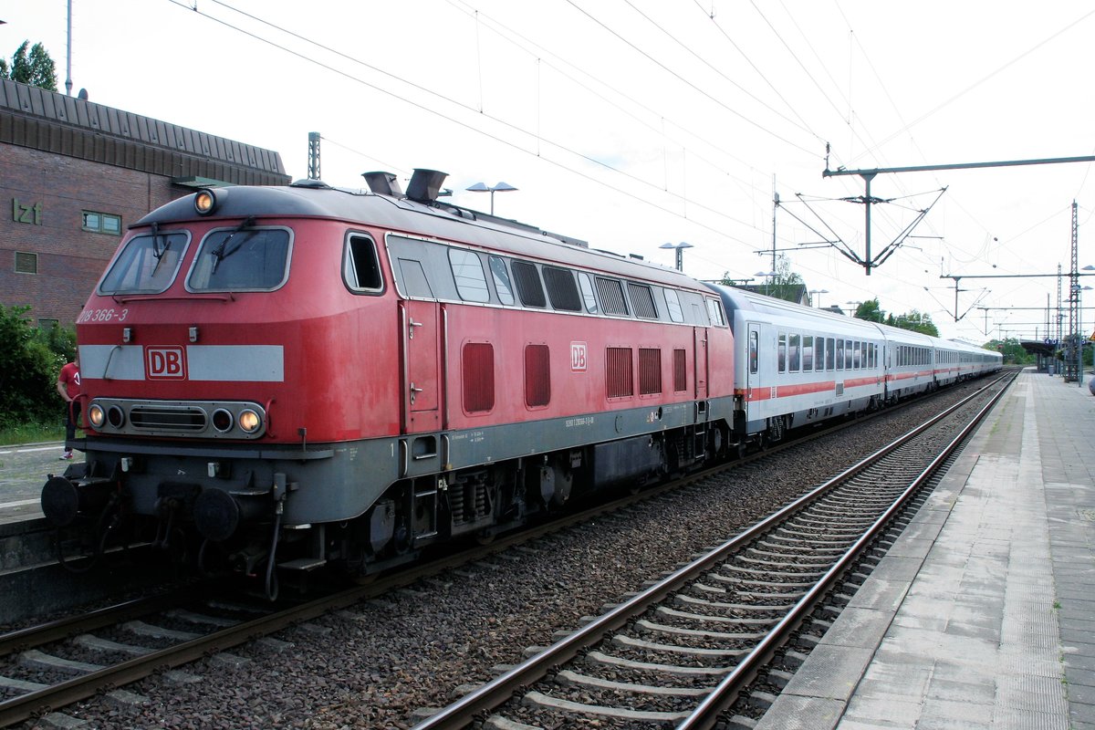 30.5.2020: 218 366 zieht alleine einen IC mit 10 Wagen von Itzehoe nach Westerland/Sylt.