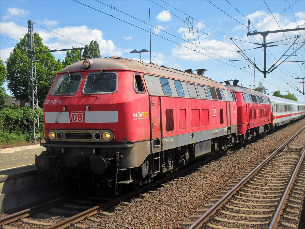 30.5.2020: 218 417(bwegt)und 218 402(Railsystems Gotha)als Gastloks auf der Marschbahn im Bahnhof Itzehoe mit IC auf dem Weg nach Westerland