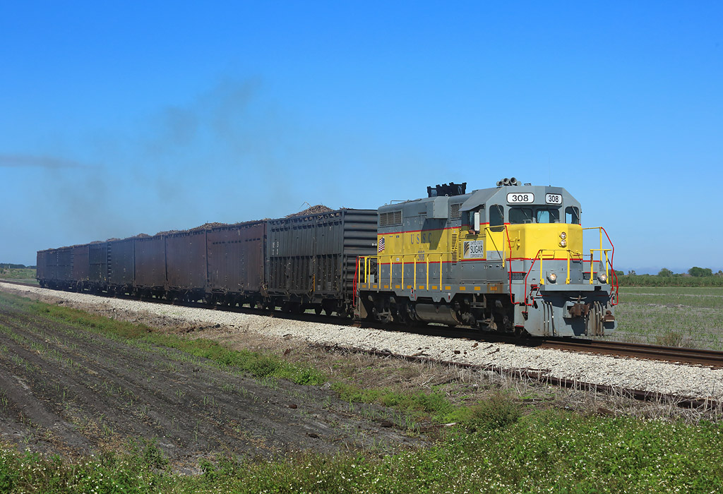 308 between Moore Haven and Clewiston with a train of laden sugarcane,  22 Nov 2017