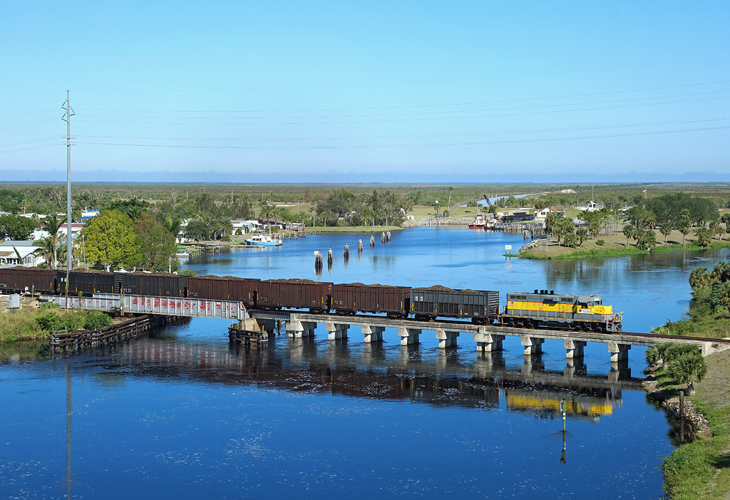 308 crosses the swing bridge at Moore Haven whilst hauling a rake of loaded sugarcane to the mill at Clewiston, 22 Nov 2017