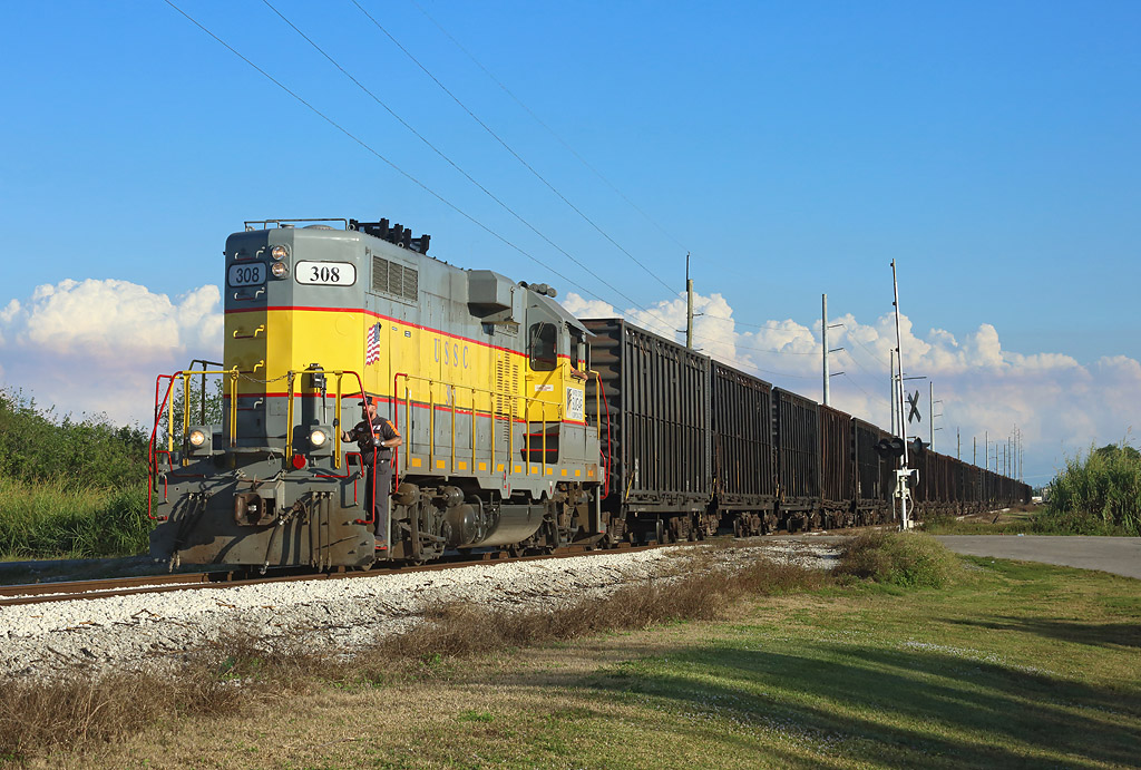 308 hauls a rake of empty wagons past Moore Haven as it heads back to the sugarcane fields for loading, 22 Nov 2017