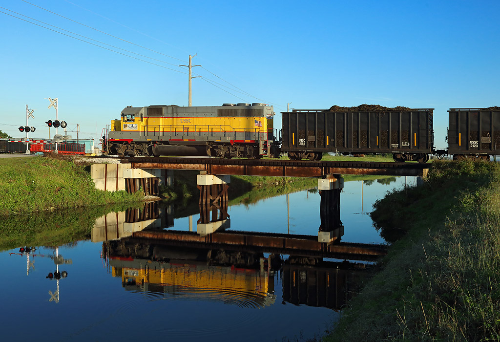 308 passes South Bay with a laden sugarcane train for Clewiston,  22 Nov 2017