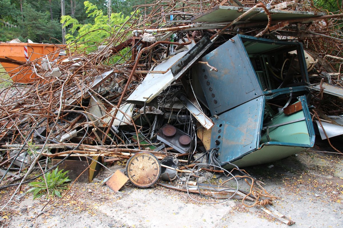 30.8.16 Eberswalde Hbf. Reste eines Stellwerks: Uhr, Fahrwegprüfscheinwerfer, Herd.....