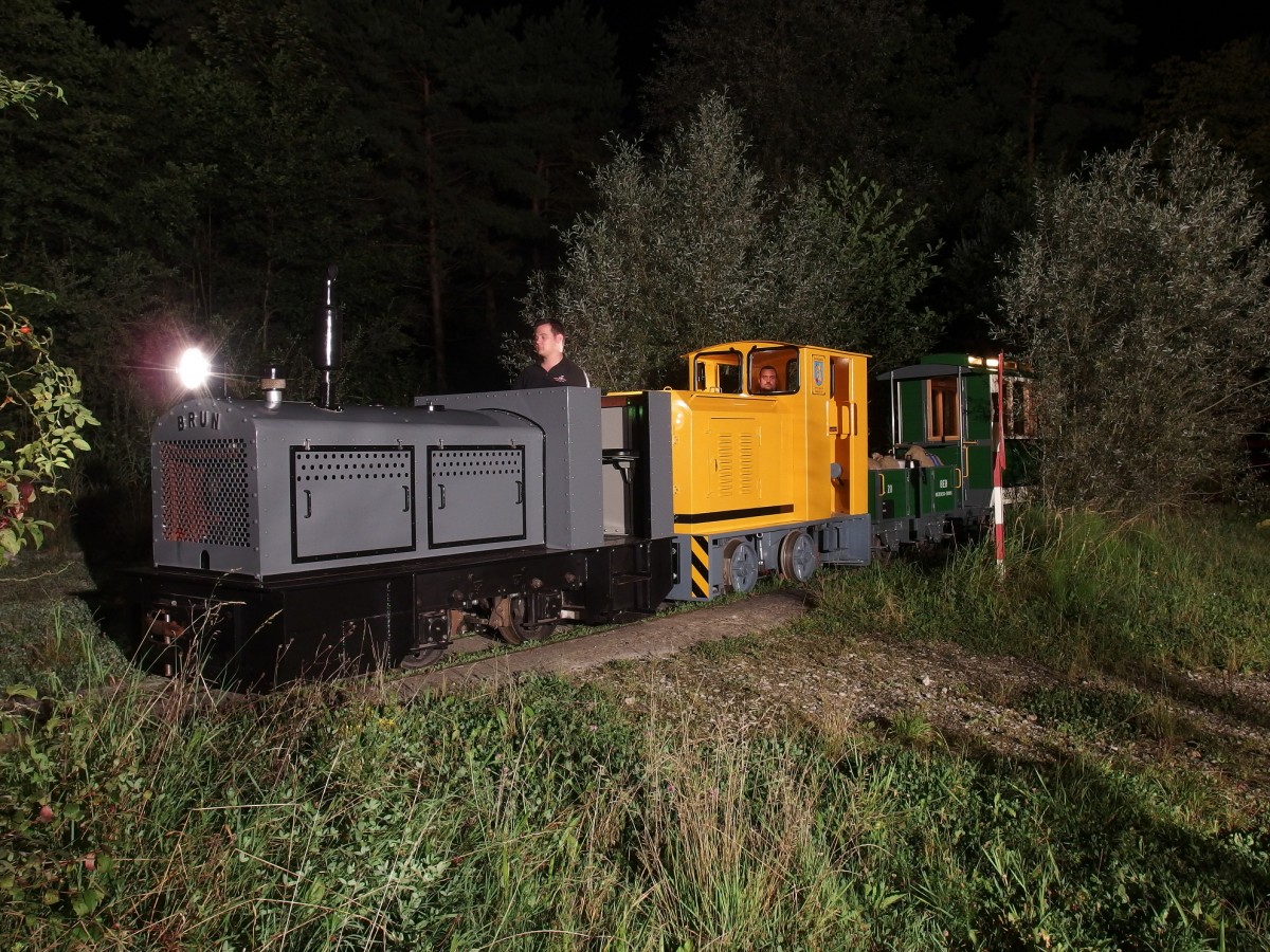 30.8.2014  Doppeltraktion auf 60cm Spur. Nachtzug auf der Bözenegg-Eriwis Bahn mit Jung/Brun/SchBB Lok  Syringa  Bj.1936/2014 der Schinznacher Baumschulbahn (SchBB) und Diema Lok DS30 2054  Berenbostel  Bj.1957 der Bözenegg-Eriwis Bahn (BEB). Die SchBB Lok war für eine Woche aushilfsweise auf der BEB im Einsatz.
Mehr zur Geschichte unter  www.bebrail.ch
