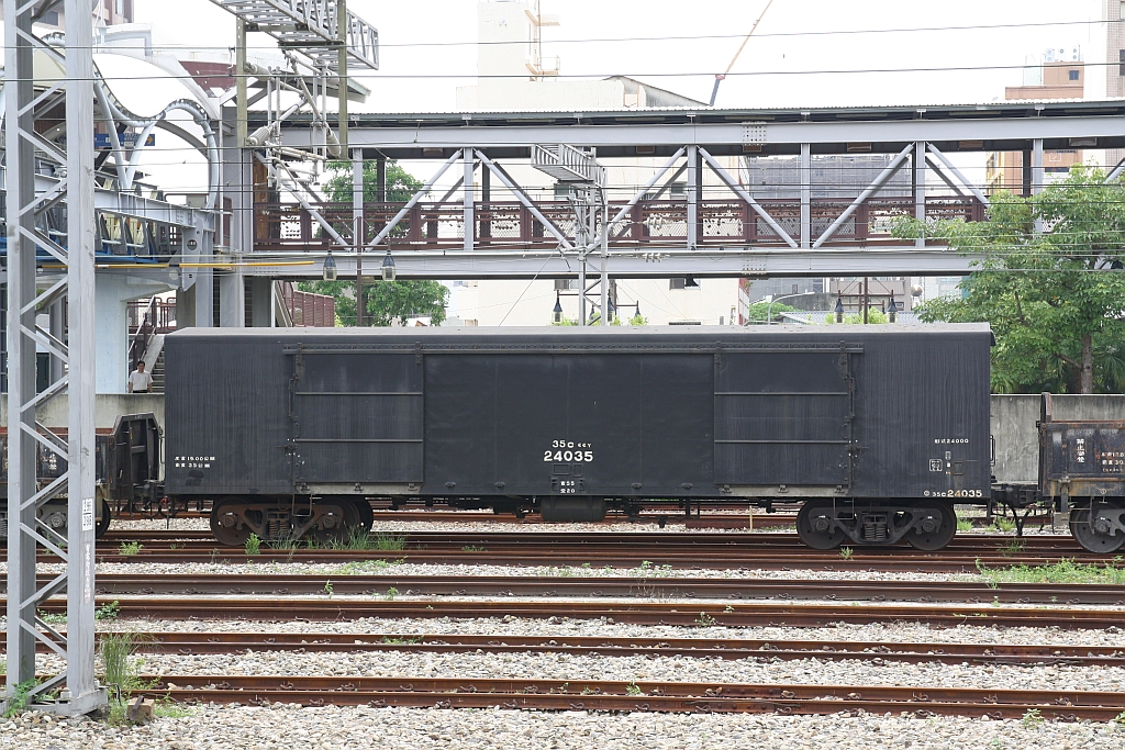 30C 24035 am 08.Juni 2017 in der Chiayi Station.
