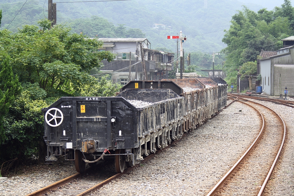 30G 1036 und 3 weitere Wagen am 31.Mai 2014 in Shifen Station.