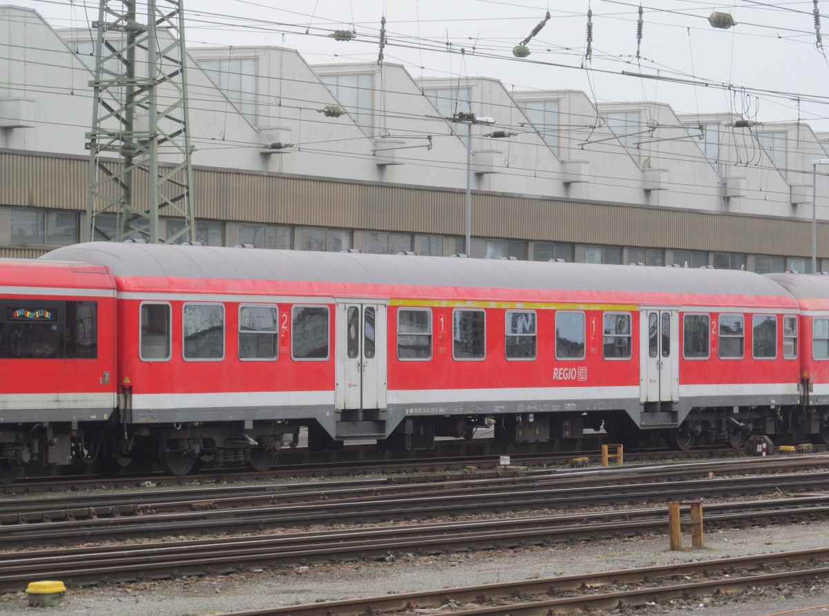 31-34 311-6 ABnrz 418.4 steht am 18. Januar 2014 im Würzburger Hbf abgestellt.